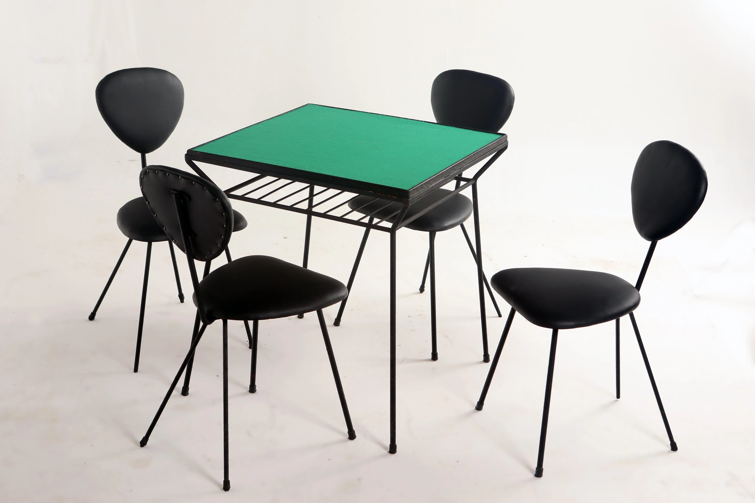 Game table with reversible top — Abraham Palatnik