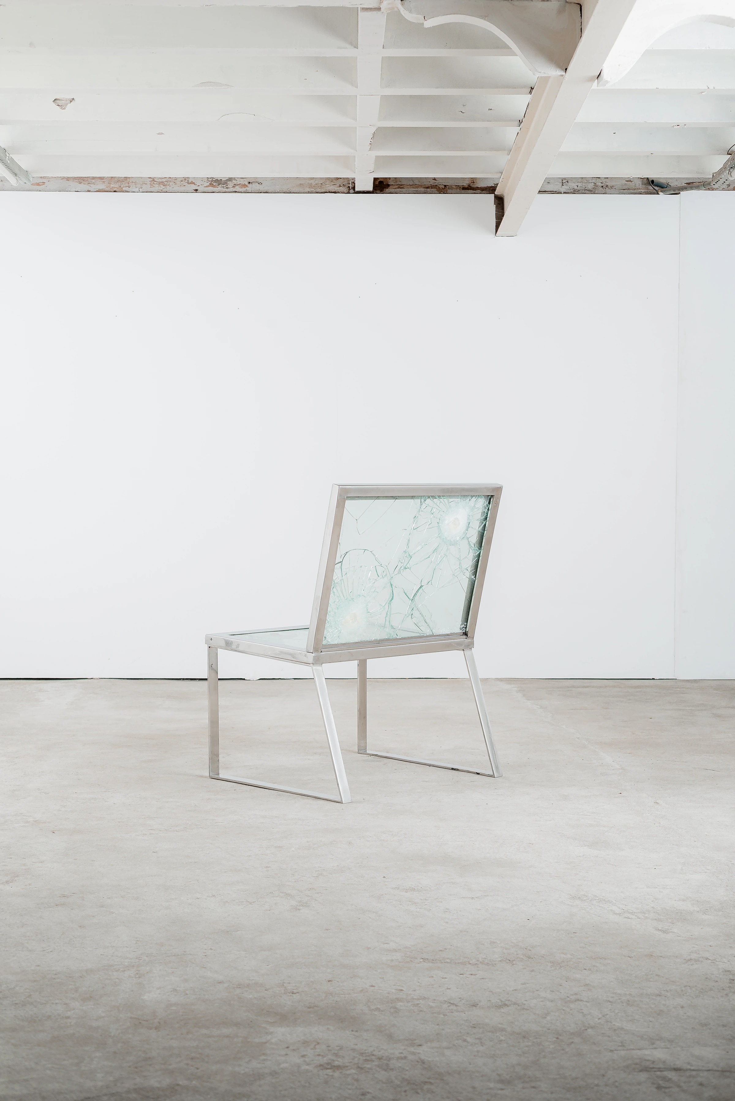 Bulletproof chair, Alê Jordão — photo 2