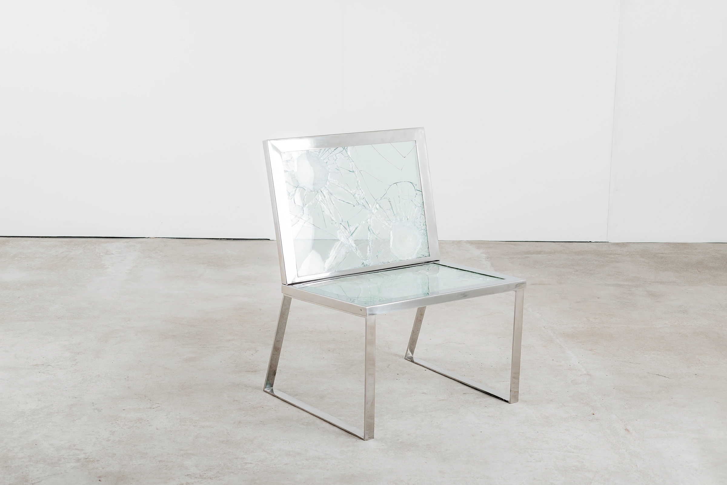 Bulletproof chair, Alê Jordão — photo 4