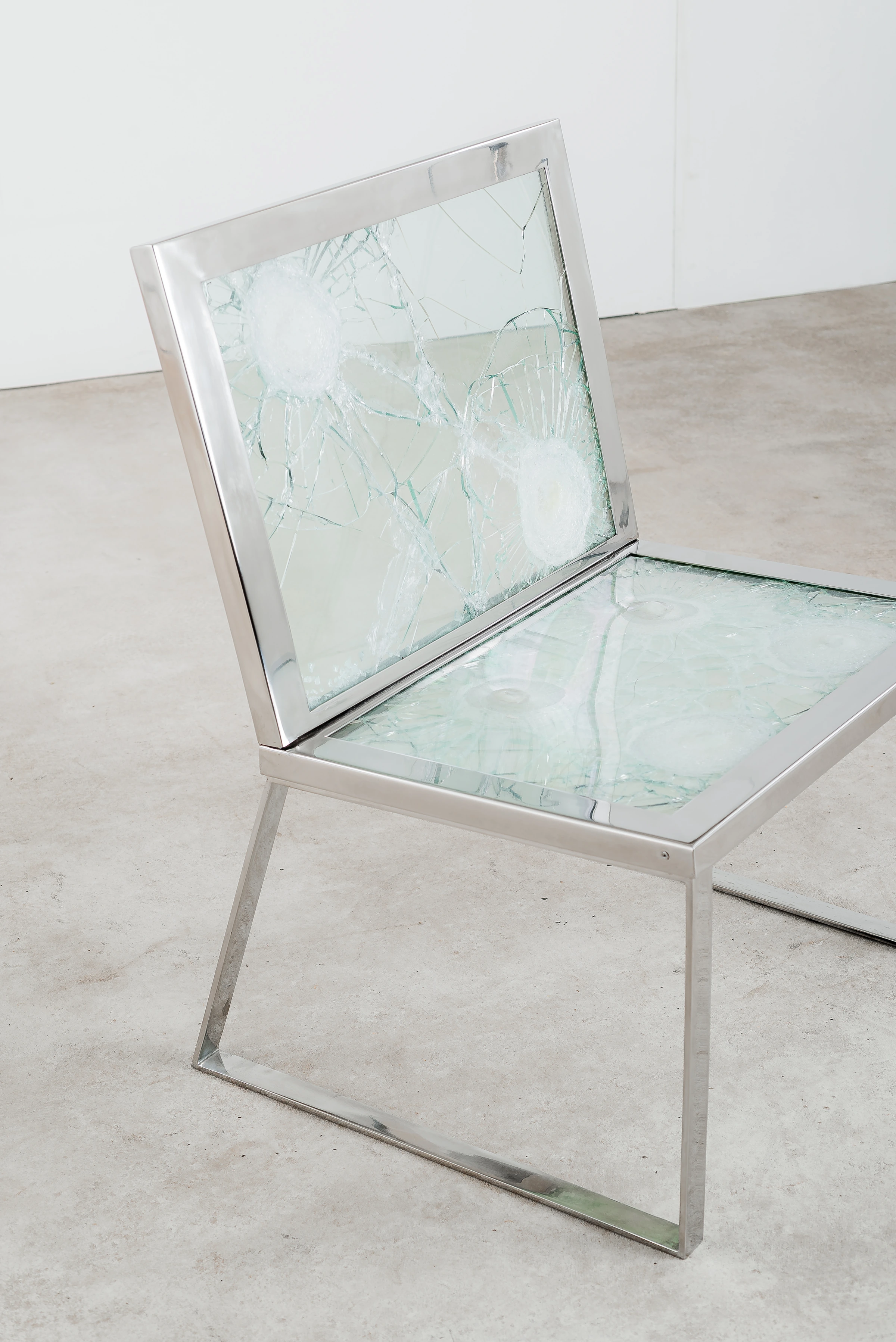 Bulletproof chair, Alê Jordão — photo 6