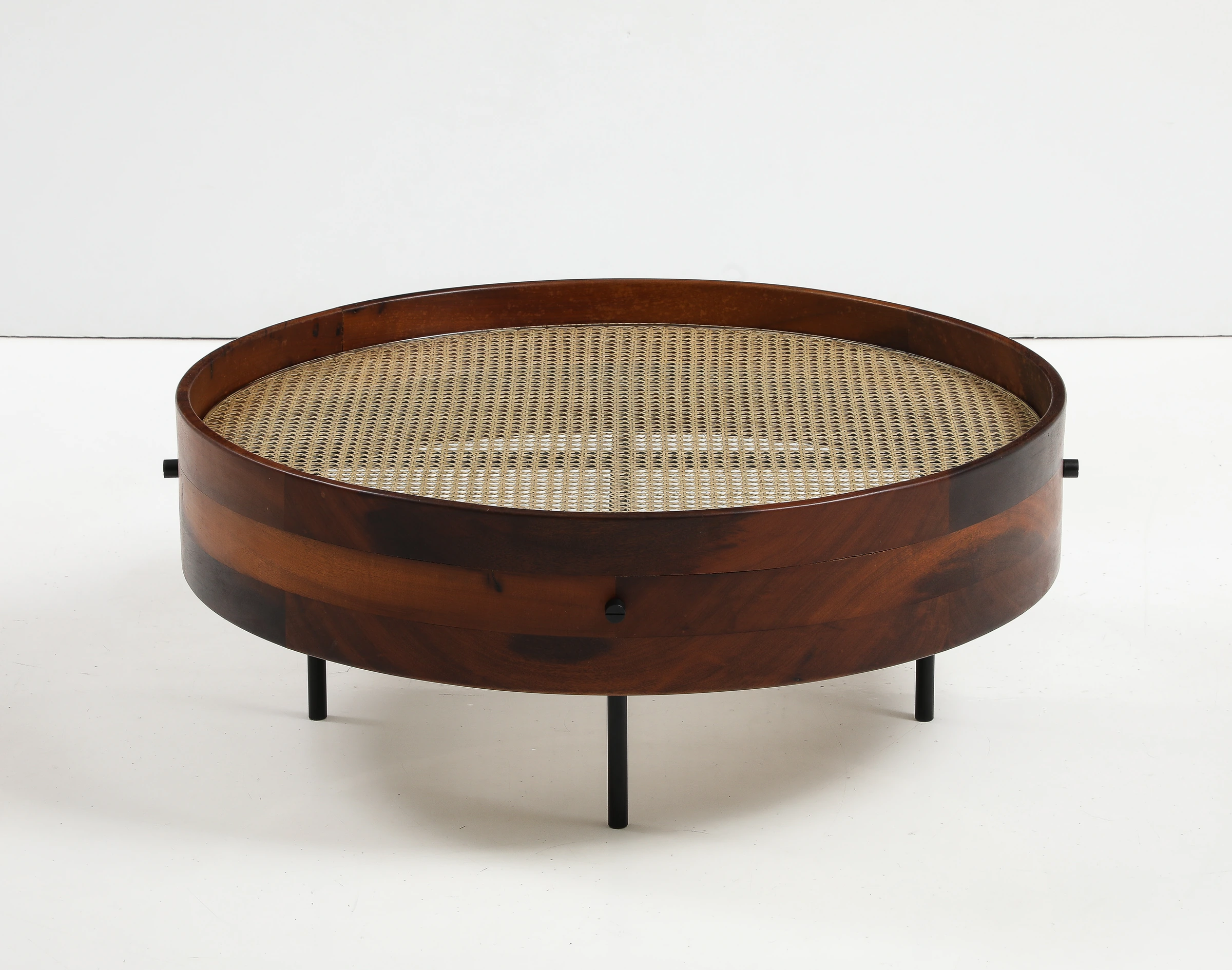 Bernardo round center table — Gustavo Bittencourt