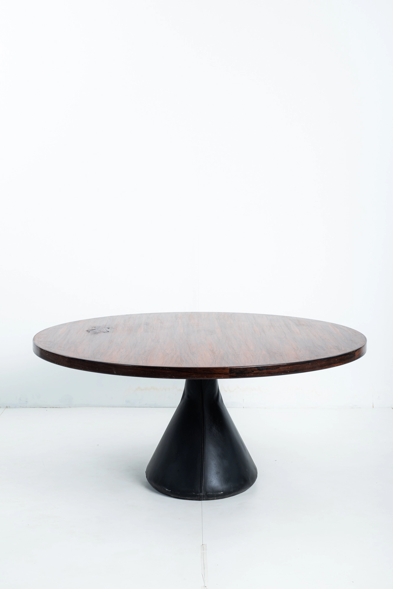 Guarujá table — Jorge Zalszupin
