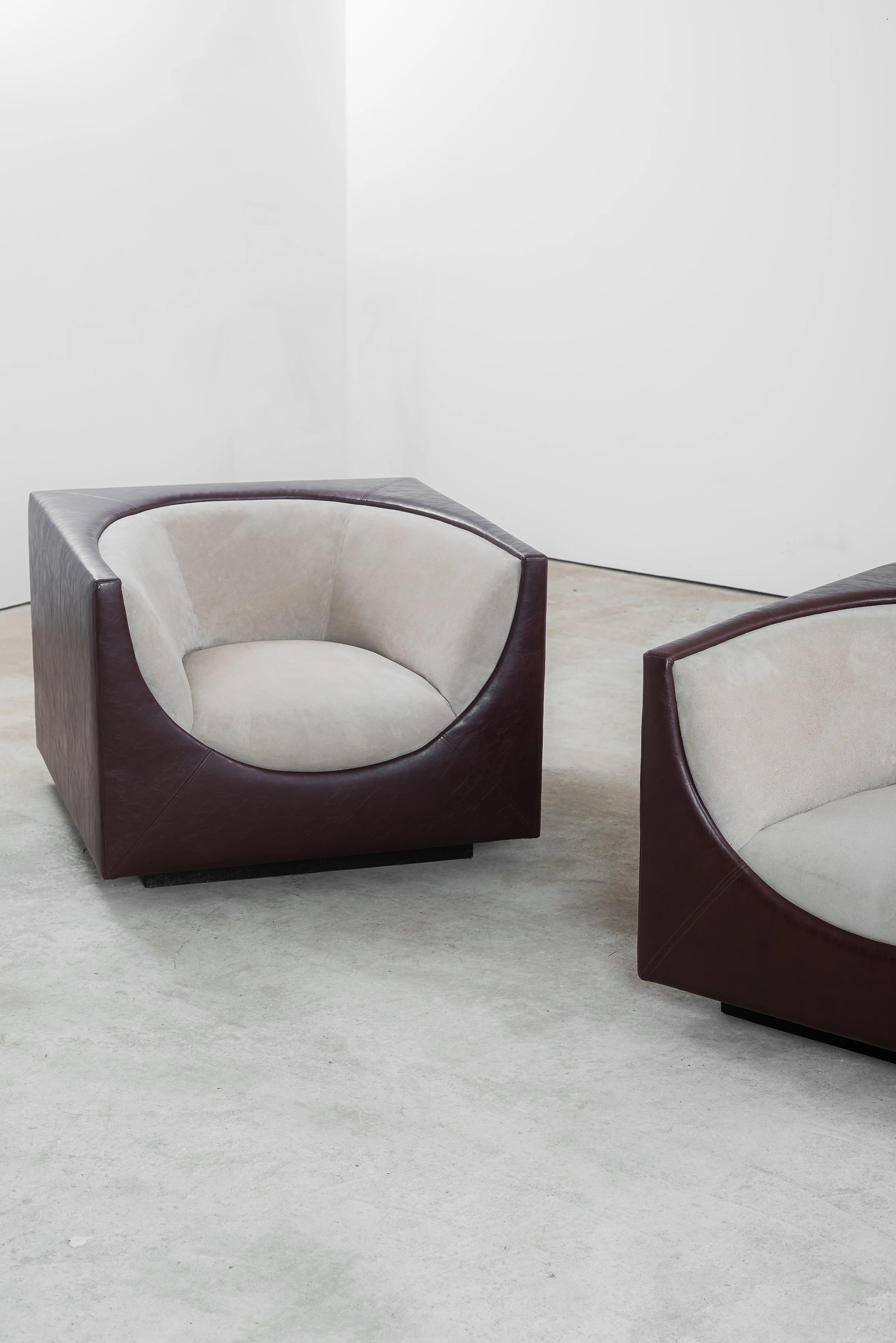 Pair of Cubo armchairs, Jorge Zalszupin — photo 10
