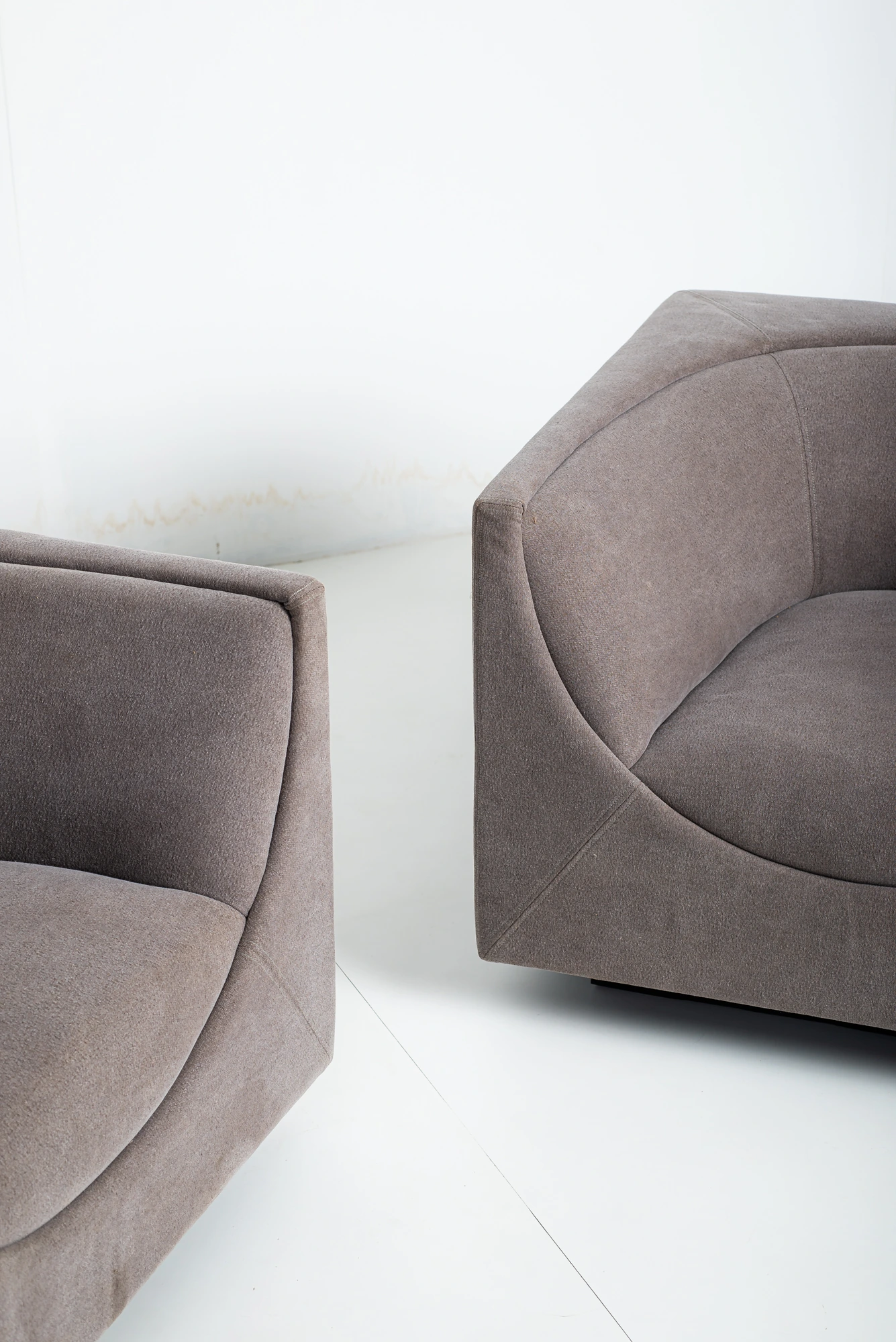 Pair of Cubo armchairs, Jorge Zalszupin — photo 4