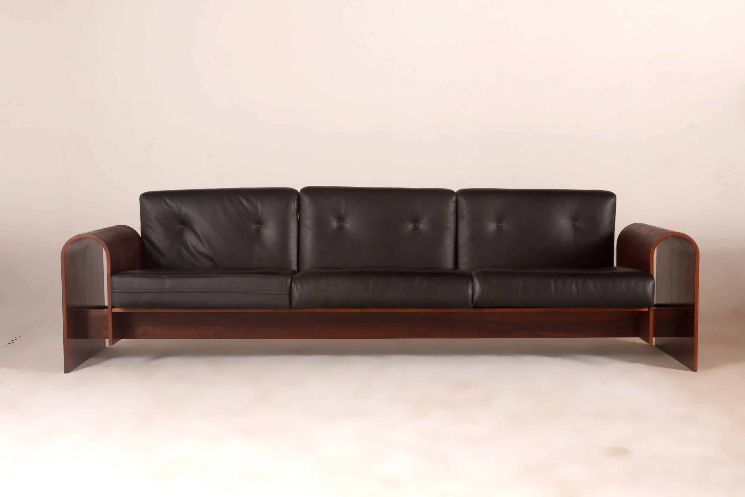 ON sofa, Oscar & Anna Maria Niemeyer — photo 4