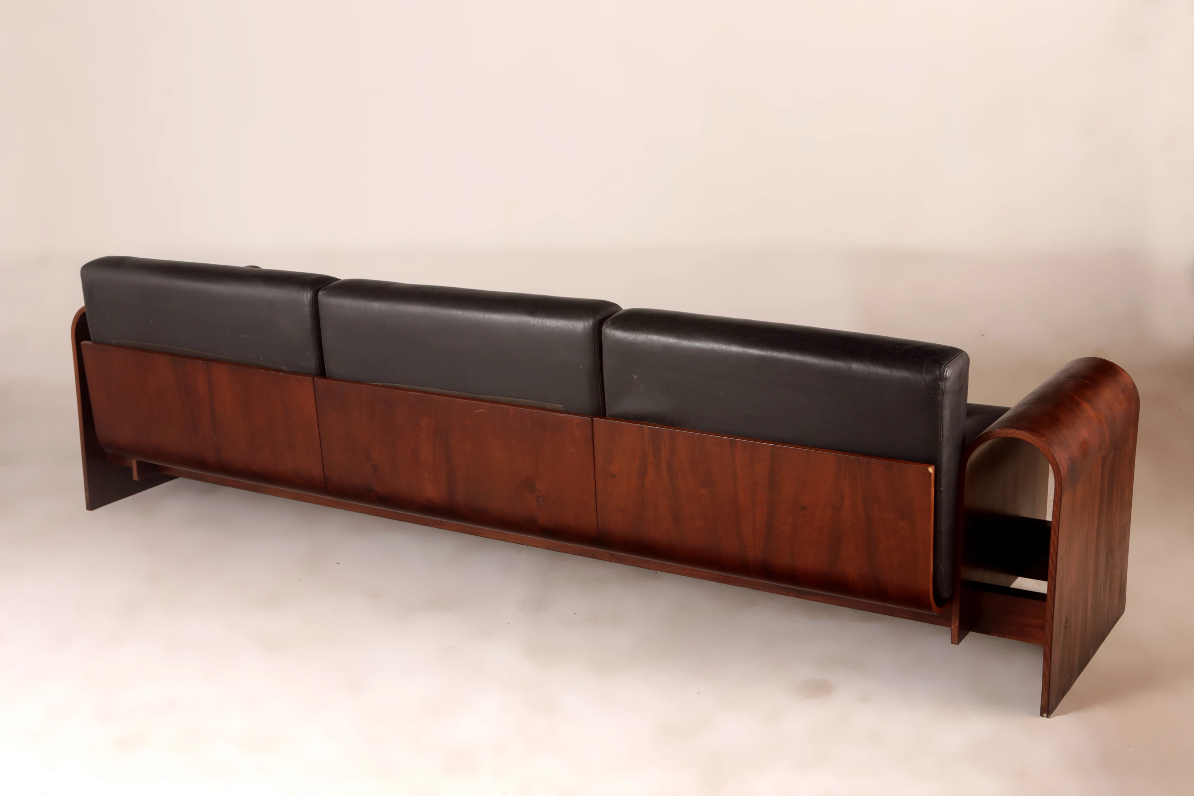 ON sofa, Oscar & Anna Maria Niemeyer — photo 8