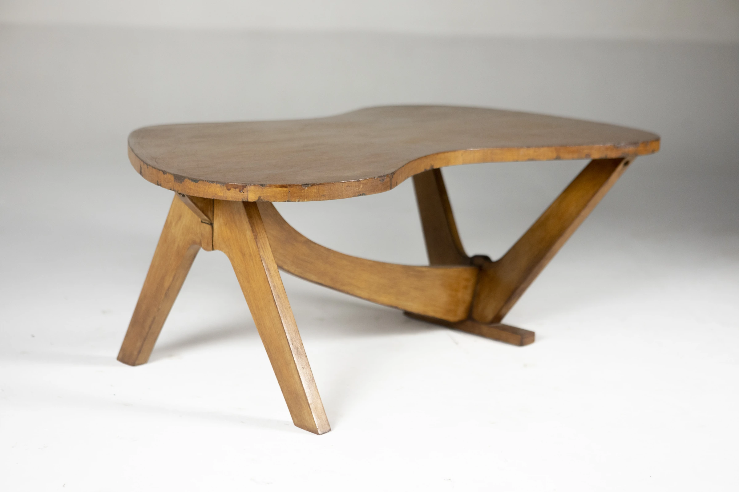 Linha Z center table — José Zanine Caldas